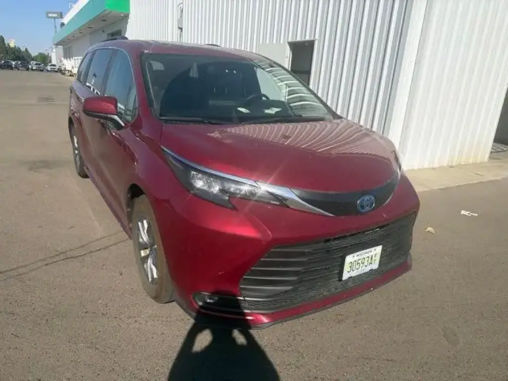 Toyota Sienna 2025 XLE 8-Pasajeros 4dr Mini-Van