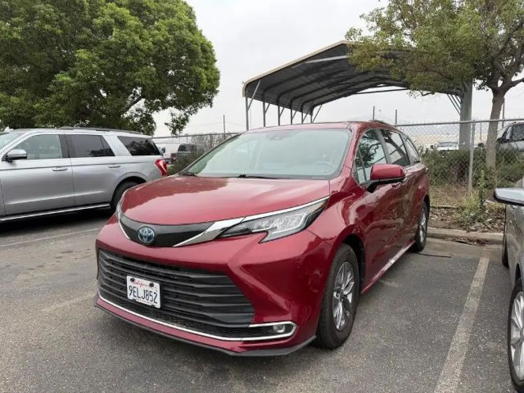 Toyota Sienna 2023 XLE de 8 pasajeros y 4 puertas minivan