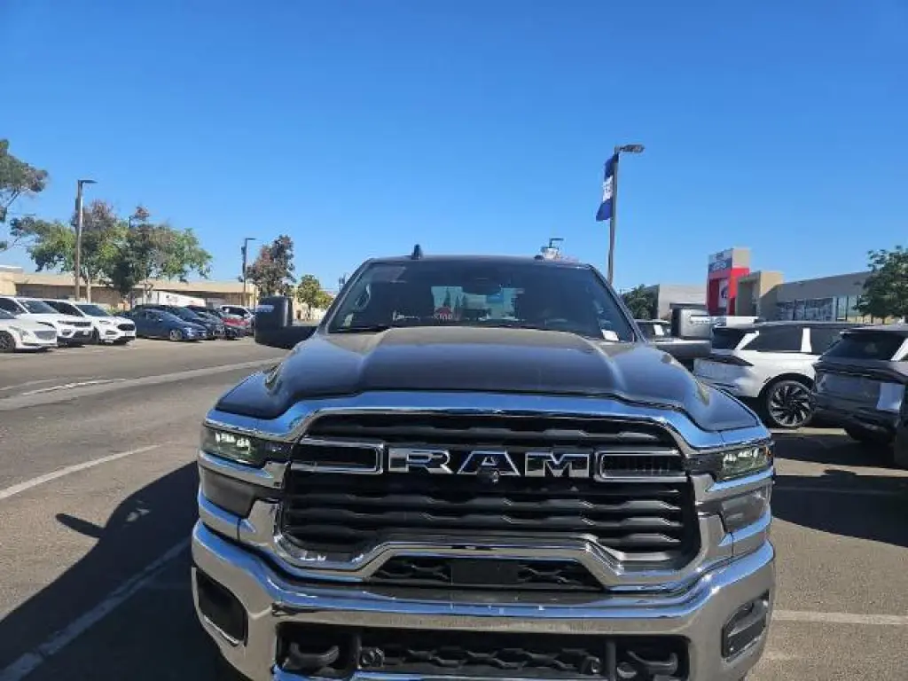 Ram 2500 2025 4x4 Big Horn 4dr Crew Cab de 6.3 pies de longitud de camión pickup