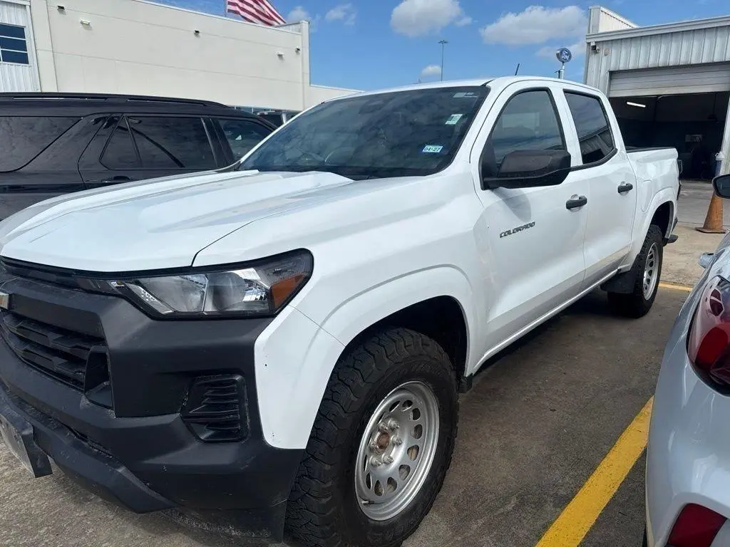 Chevrolet Colorado 2024 4x4 Camioneta de Trabajo 4dr Cabina Doble 5 ft. SB