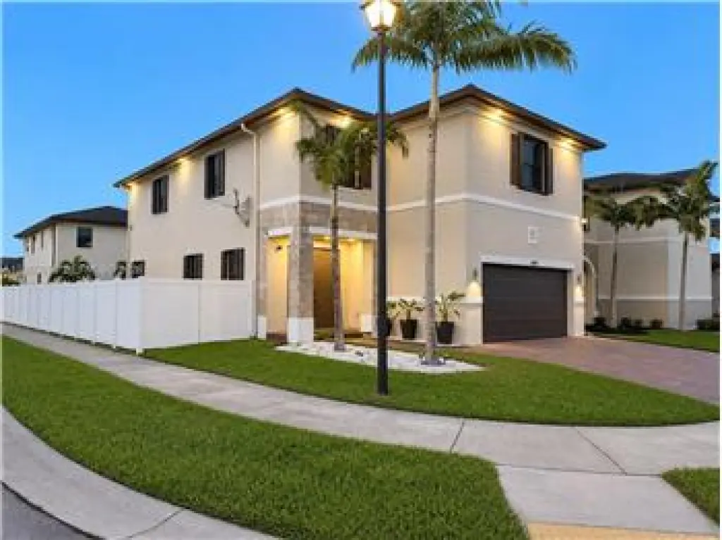 Propiedad en alquiler con 4 habitaciones y 3.5 baños en Hialeah