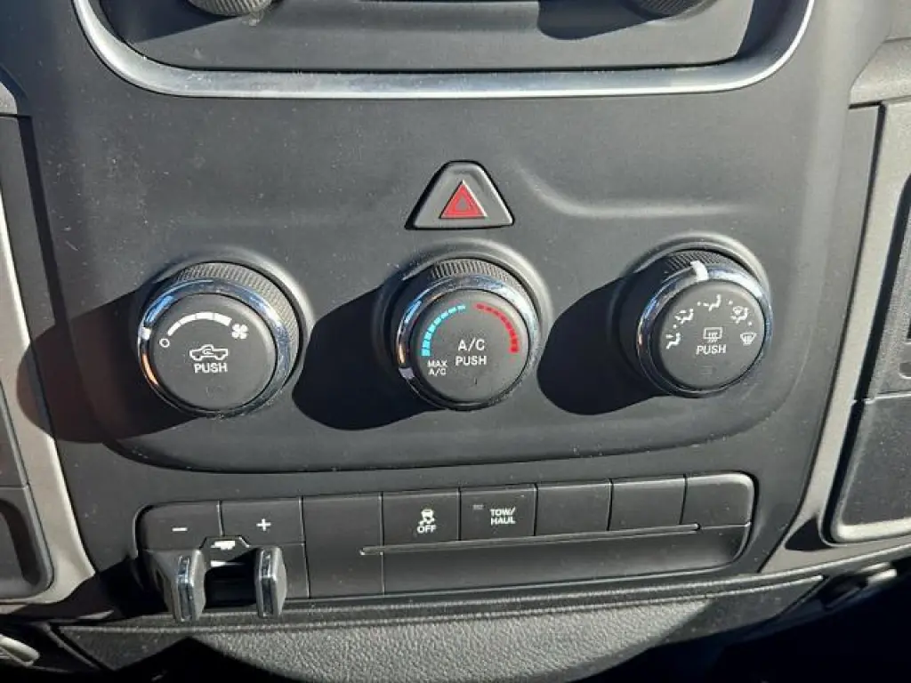 Camioneta Pickup Ram 1500 2013 4x2 Tradesman de 2 puertas, cabina regular y caja larga de 8 pies