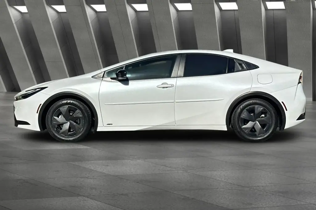 Toyota Prius 2023 AWD LE Hatchback de 4 puertas