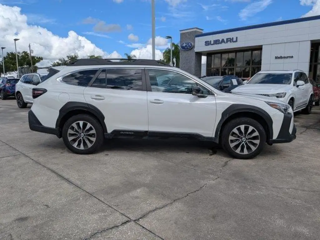 Subaru Outback 2024 con transmisión automática de 4 ruedas, limitado