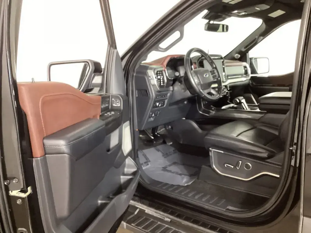 Ford F-150 2022 4x4 Lariat 4dr SuperCrew con puertas abiertas 6.5 ft.