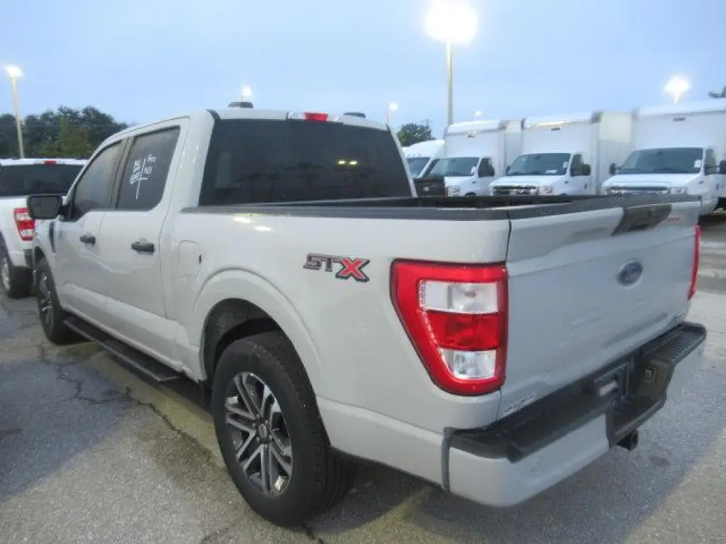 Ford F-150 2023 4x2 XL 4dr SuperCrew caja corta 5.5 pies