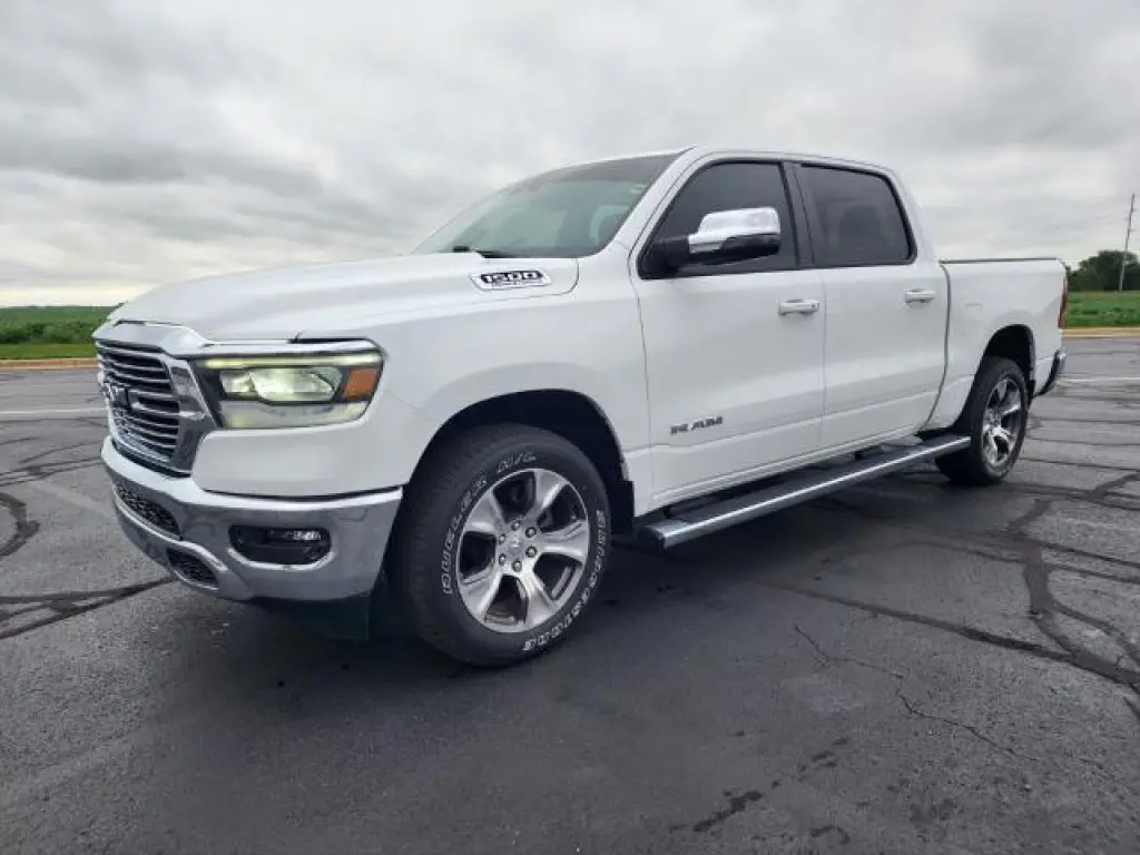 Ram 1500 2023 4x4 Laramie de 4 puertas Crew Cab con caja corta de 5.6 pies