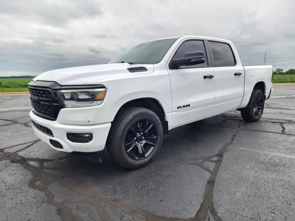 Ram 1500 2023 4x4 Big Horn 4puertas Cajón de tripulación 5.6 pies. SB Pickup