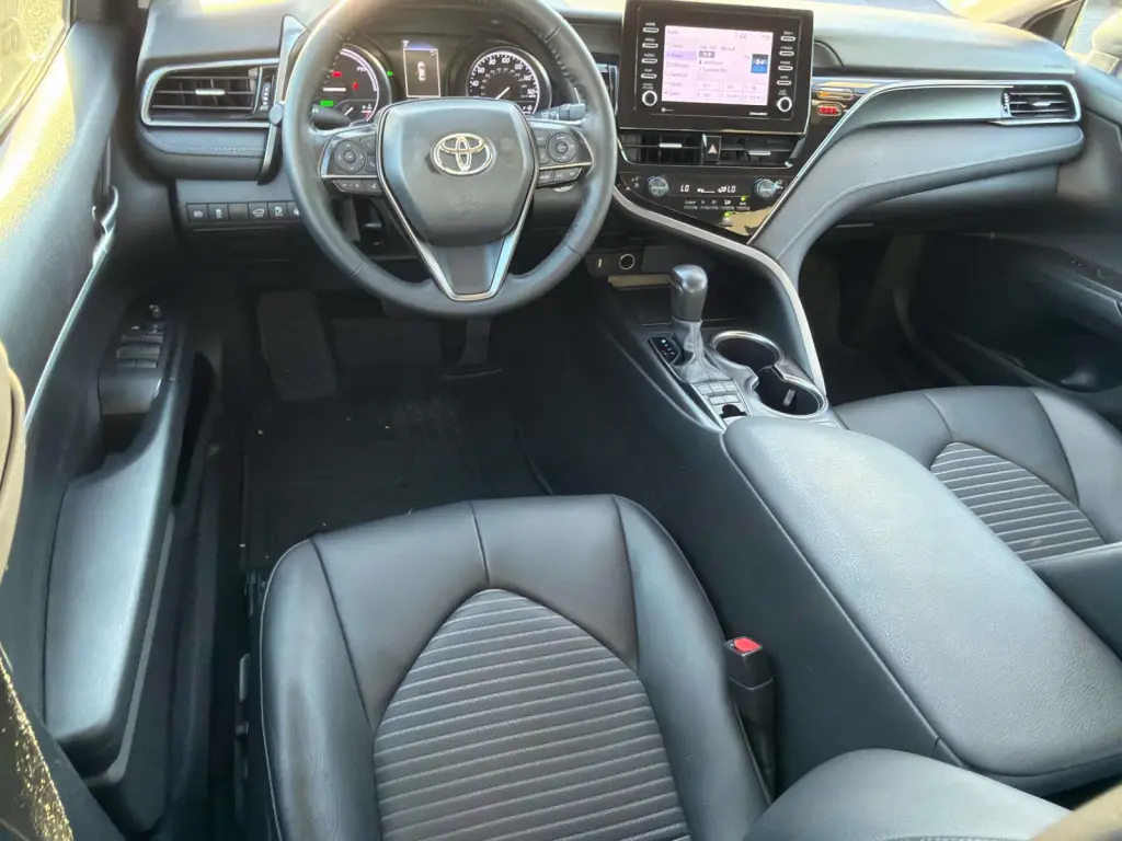 Toyota Camry Híbrido 2024 SE 4d Sedán
