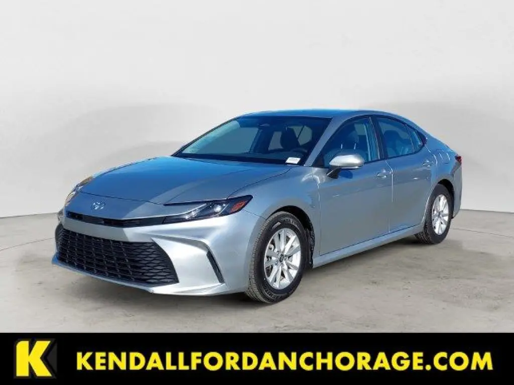 Toyota Camry LE Sedán de 4 puertas 2025