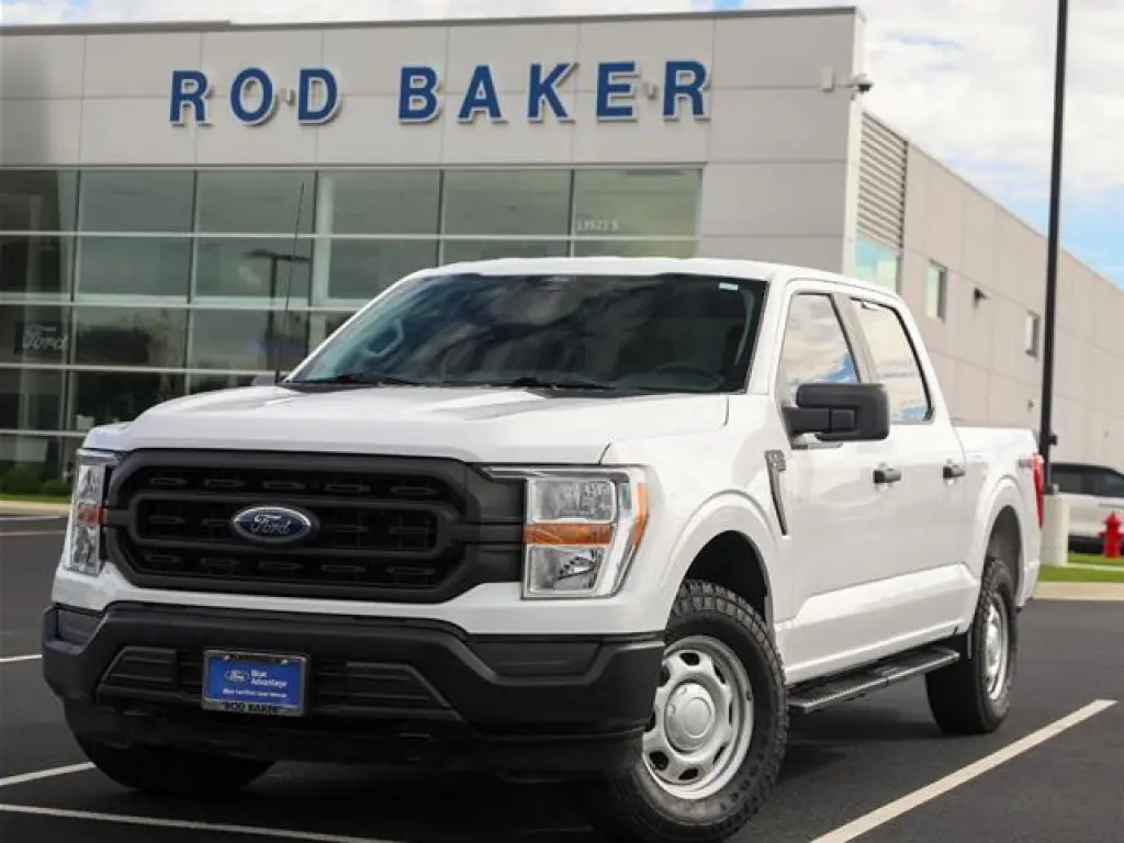 Ford F-150 2022 4x4 XL 4dr SuperCrew con plataforma de 5.5 pies de ancho.
