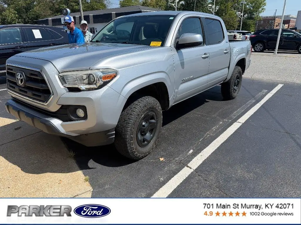 Toyota Tacoma 2016 4x4 SR con motor V6 y cabina doble de 5.0 ft SB.