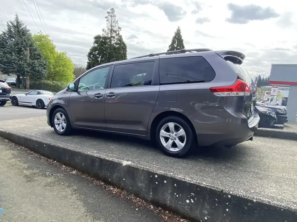 Toyota Sienna 2014 LE 7-Pasajeros Asiento de Acceso Automático 4dr Mini-Van