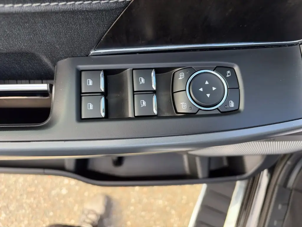 Ford F-150 2023 4x2 Lariat 4 puertas SuperCrew caja de 5,5 pies