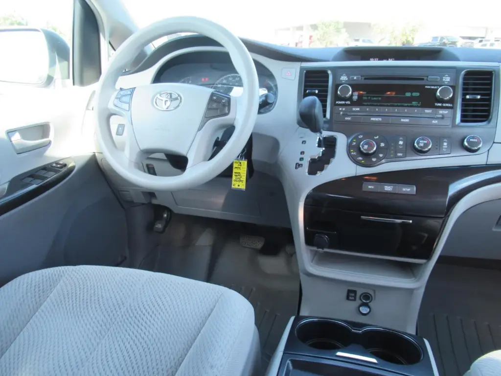 Toyota Sienna 2011 LE 8-Pasajeros 4p Mini-Van V6