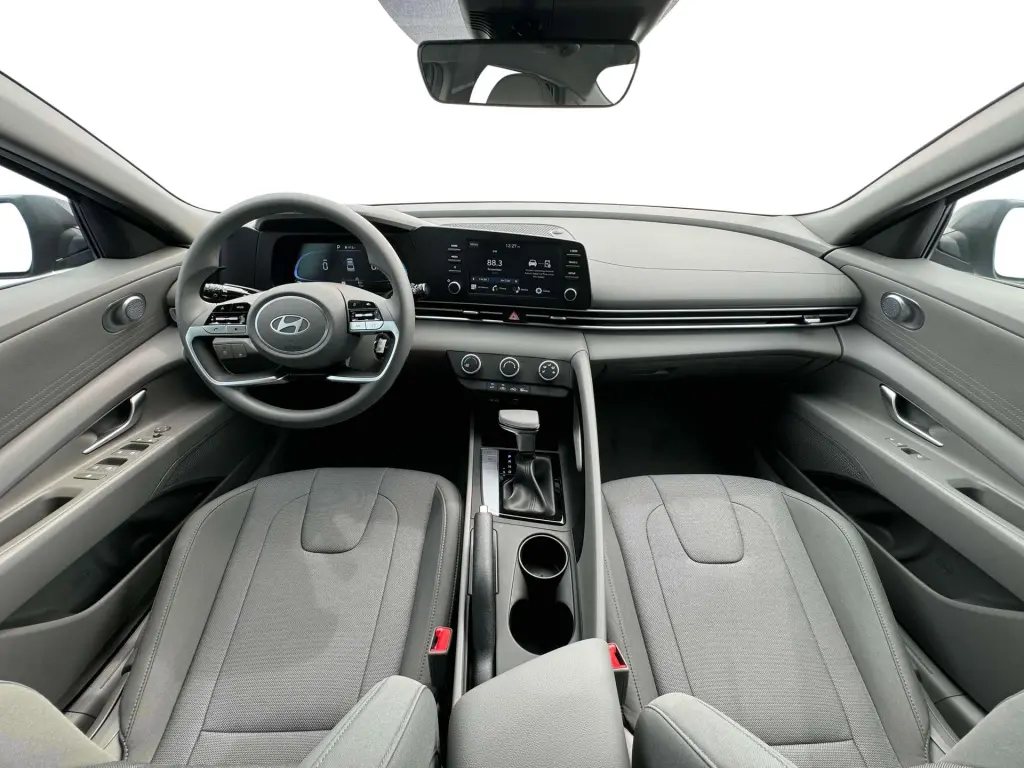 Hyundai ELANTRA 2025 SE 4p Sedana