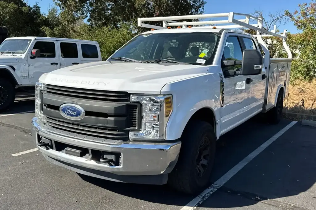 Ford F-350 Super Duty 2019 4x2 XLT 4dr Crew Cab 179 in. WB SRW Chassis