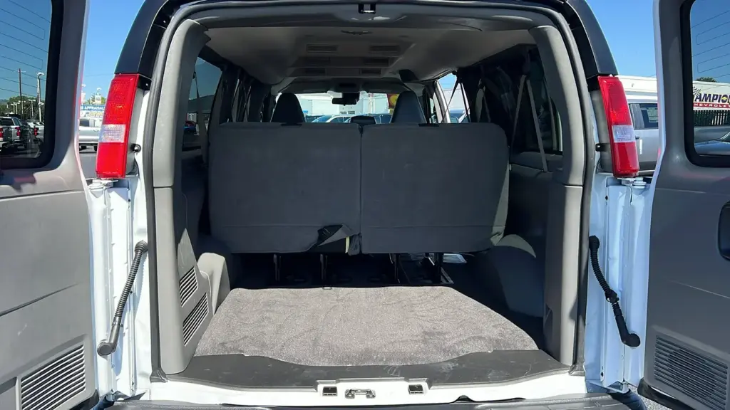 Chevrolet Express 2025 LT 3500 Furgoneta de pasajeros extendida de 3 puertas