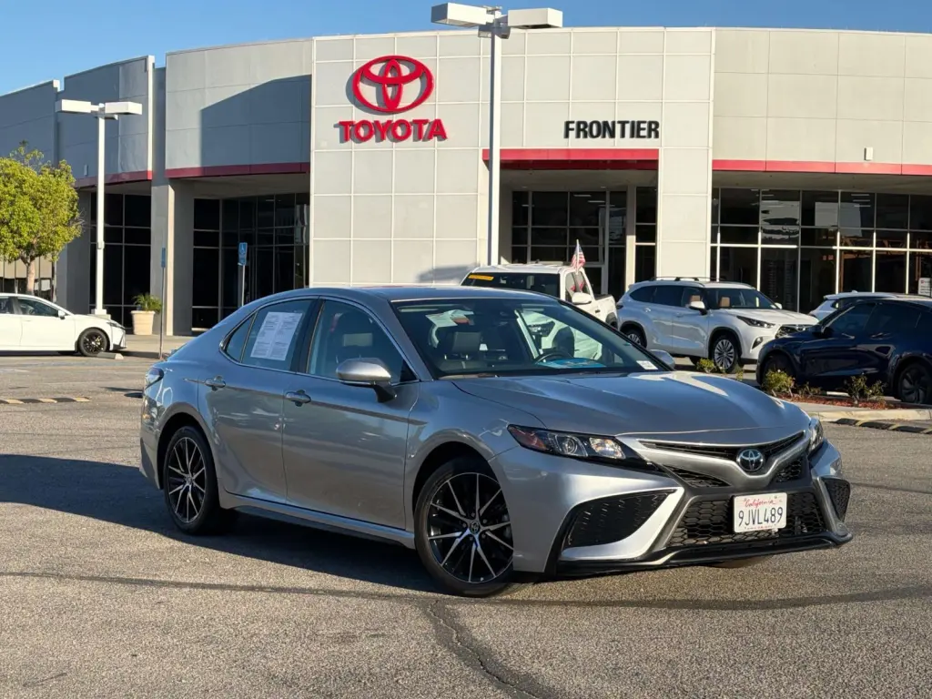 Toyota Camry 2024 SE Sedán de 4 puertas