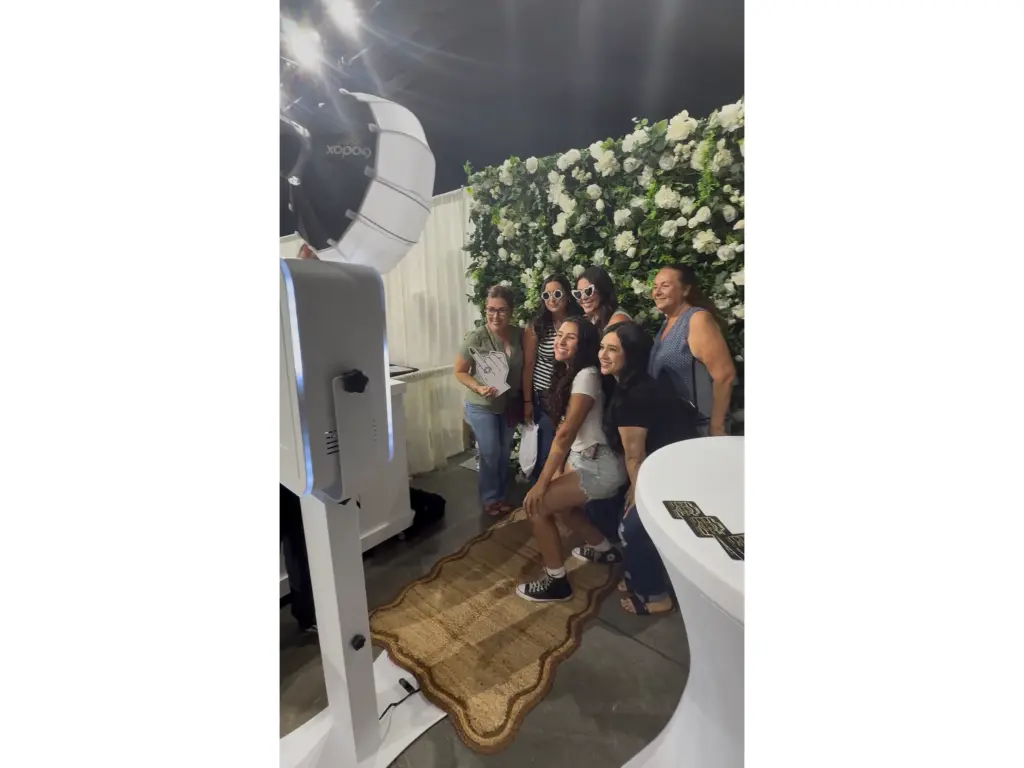 CAPTURED MOMENTS PHOTO BOOTH