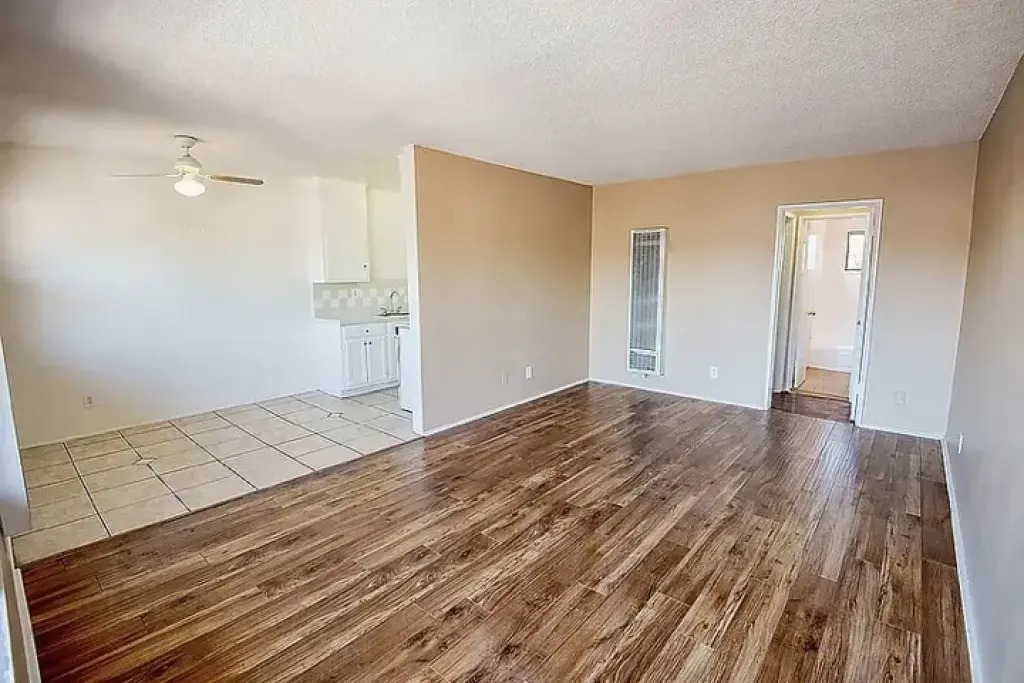 un amplio dormitorio y un baño
