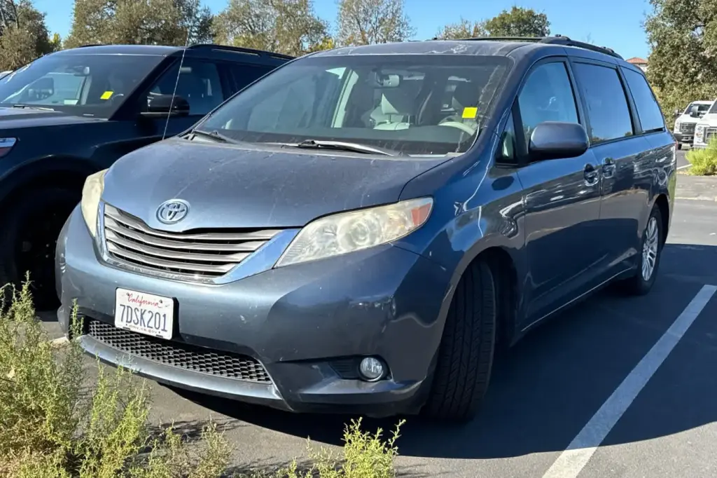 Toyota Sienna 2014 XLE 7-Pasajeros Asiento de Acceso Automático 4puertas Mini-Van