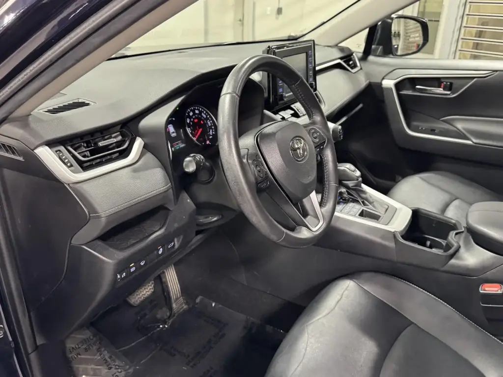 Toyota RAV4 2022 AWD XLE Premium 4dr SUV
