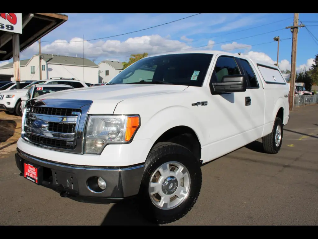 2013 Ford F-150 4WD SuperCab 133" XLT