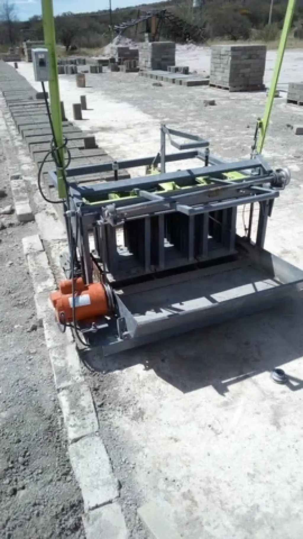 Maquina bloquera móvil