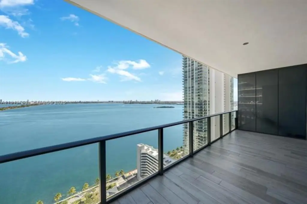 Propiedad en alquiler con 2 habitaciones y 3 baños en Miami