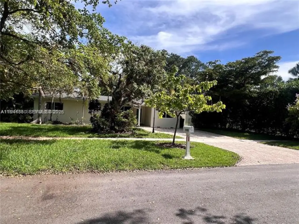Propiedad en alquiler con 3 habitaciones y 2 baños en Pinecrest