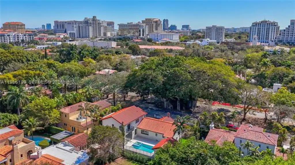 Propiedad en alquiler con 4 habitaciones y 4.5 baños en Coral Gables