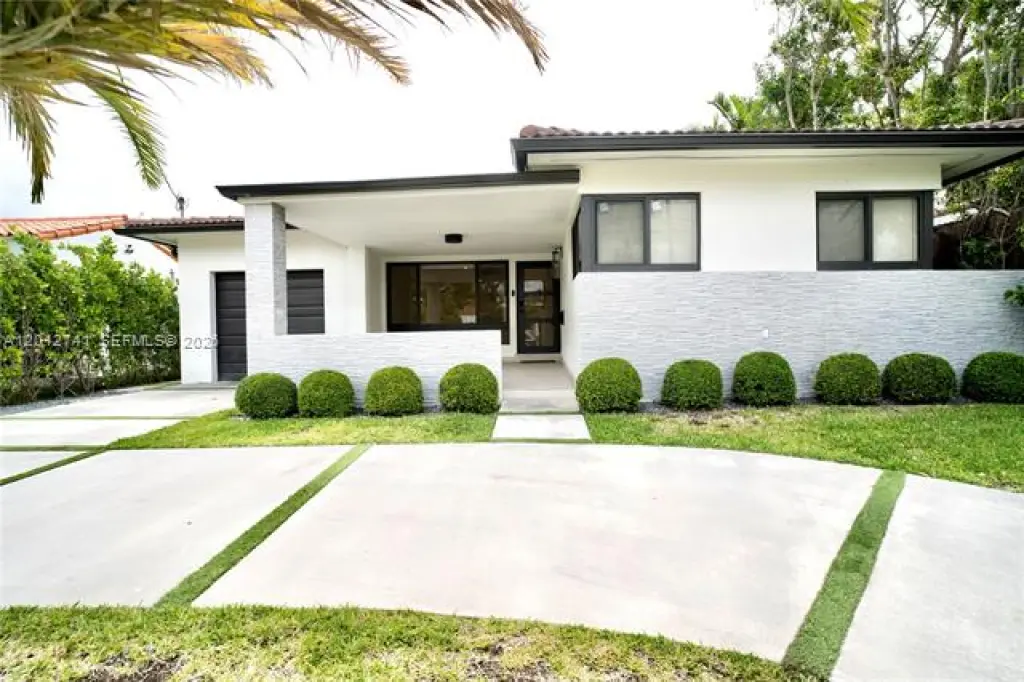 Propiedad en alquiler con 4 habitaciones y 3 baños en Surfside