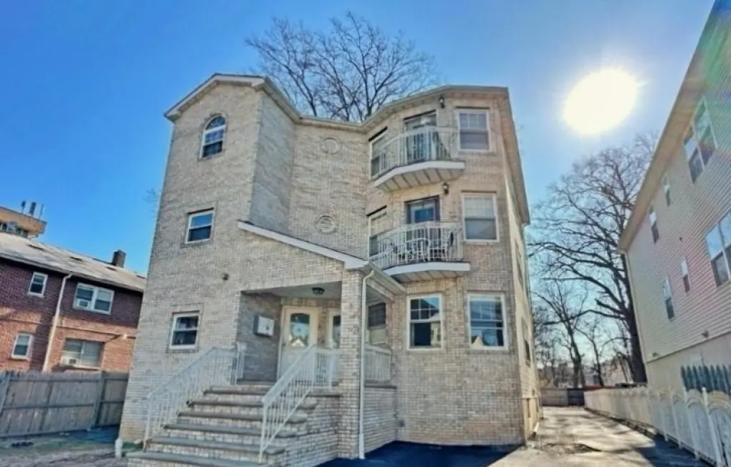 Propiedad en alquiler con 3 habitaciones y 2 baños en East Orange