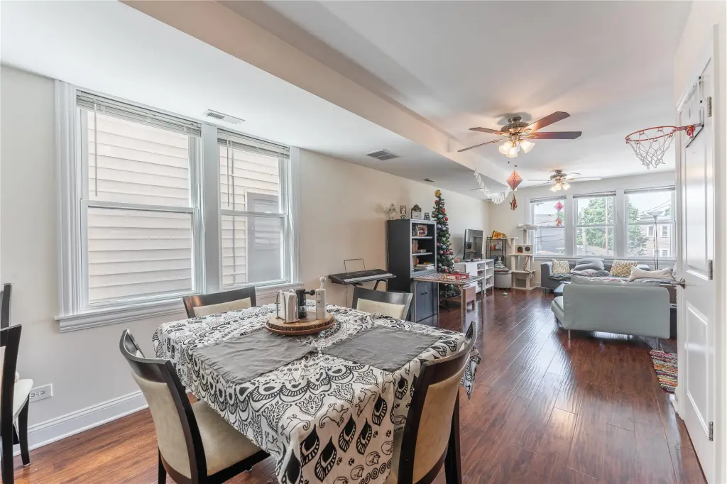Propiedad en alquiler con 4 habitaciones y 2 baños en Chicago