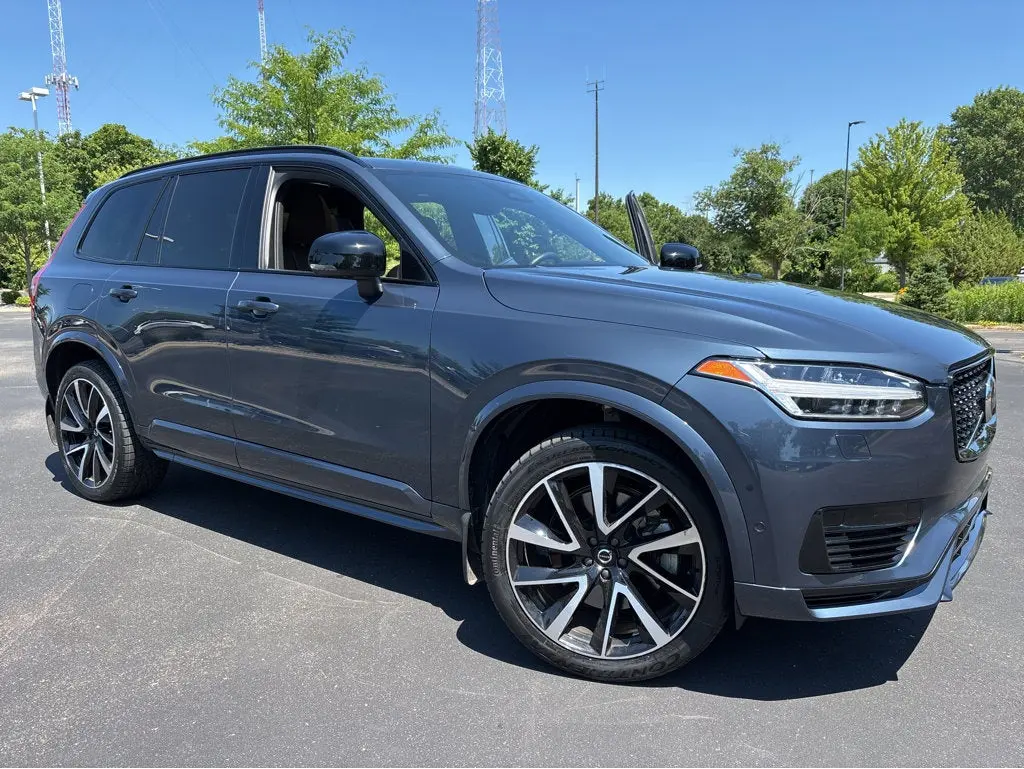 2023 Volvo XC90 Recharge Plug-In Hybrid Plus Dark Theme
