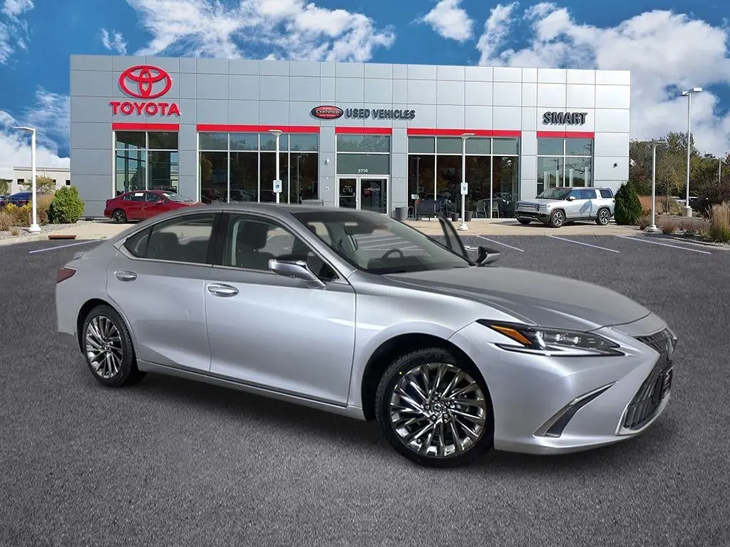 2024 Lexus ES300H LUXURY.