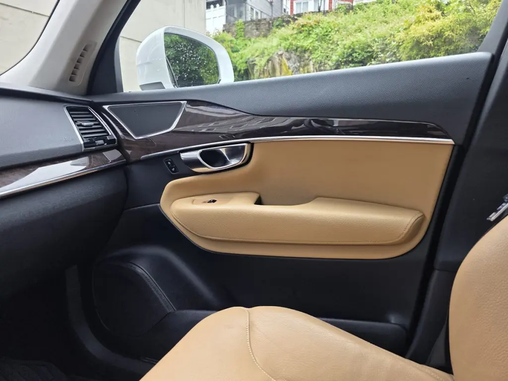 2016 Volvo XC90 T6 Momentum