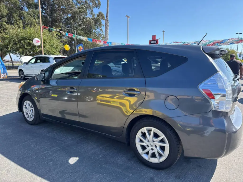 2013 Toyota Prius v Five