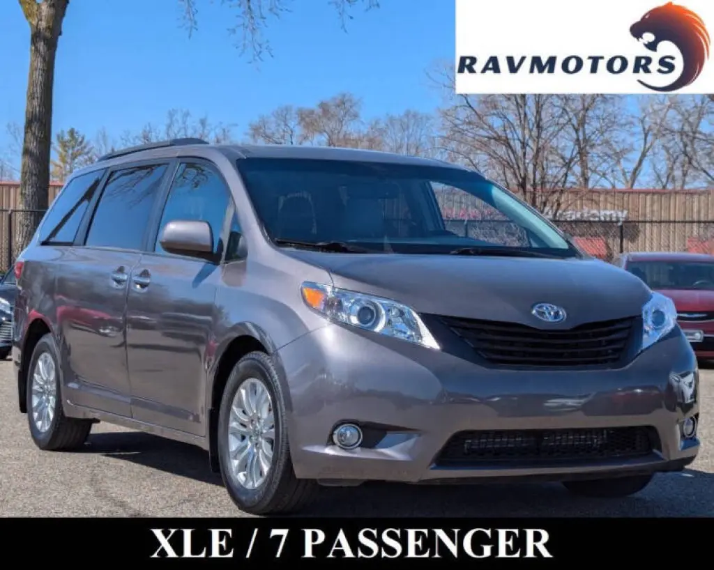 2017 Toyota Sienna XLE 7-Passenger Auto Access Seat