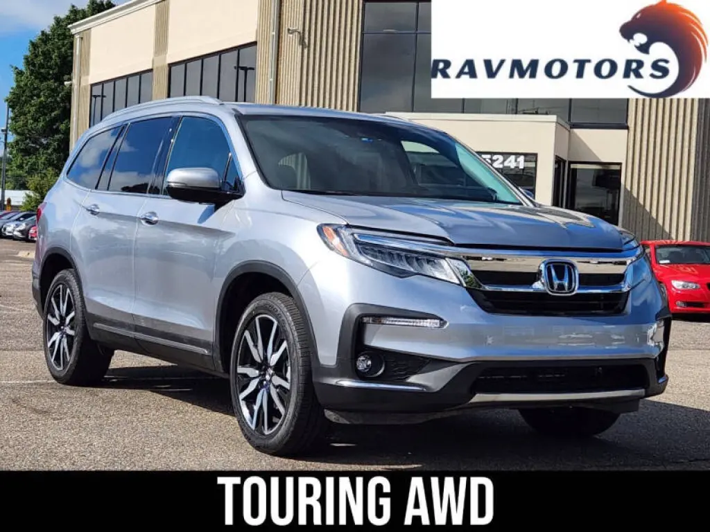 2022 Honda Pilot Touring w/Rear Captain's Chairs