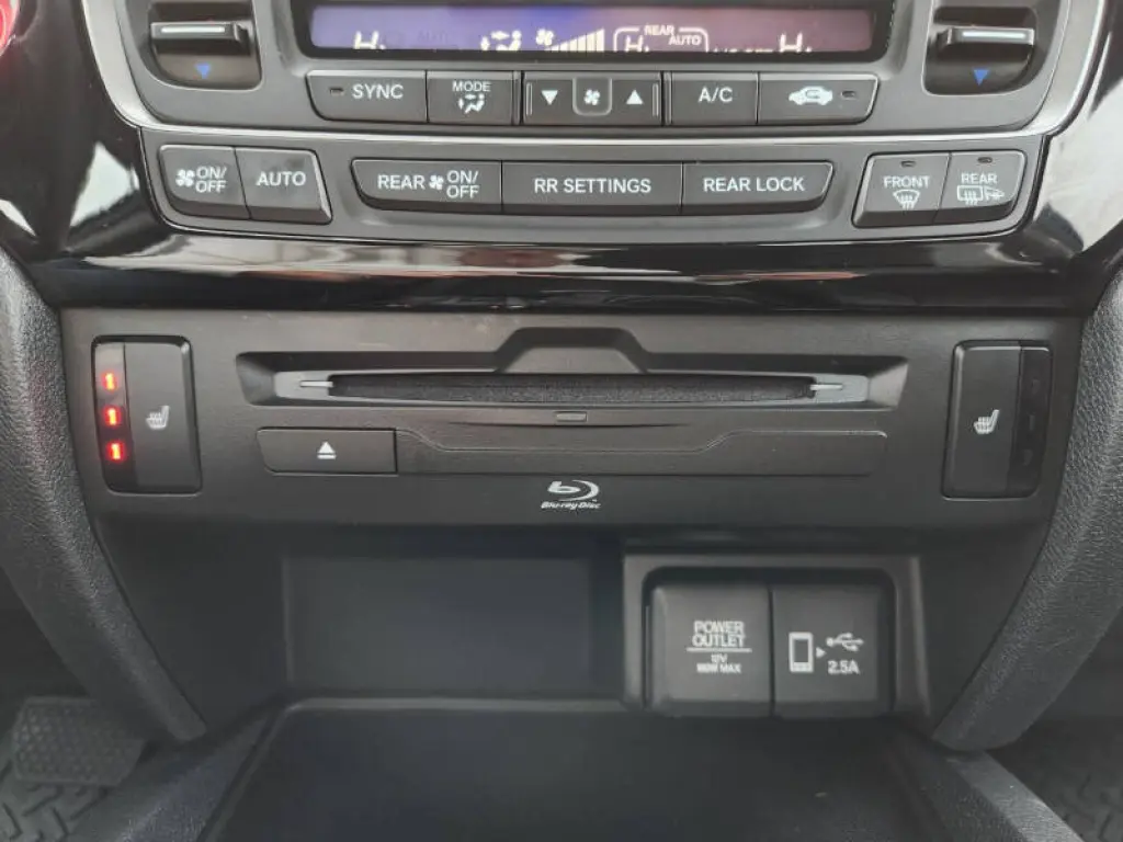 2020 Honda Pilot Touring w/Rear Captain's Chairs