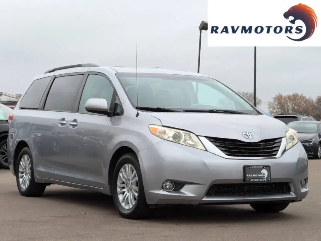 2014 Toyota Sienna XLE 7-Passenger Auto Access Seat