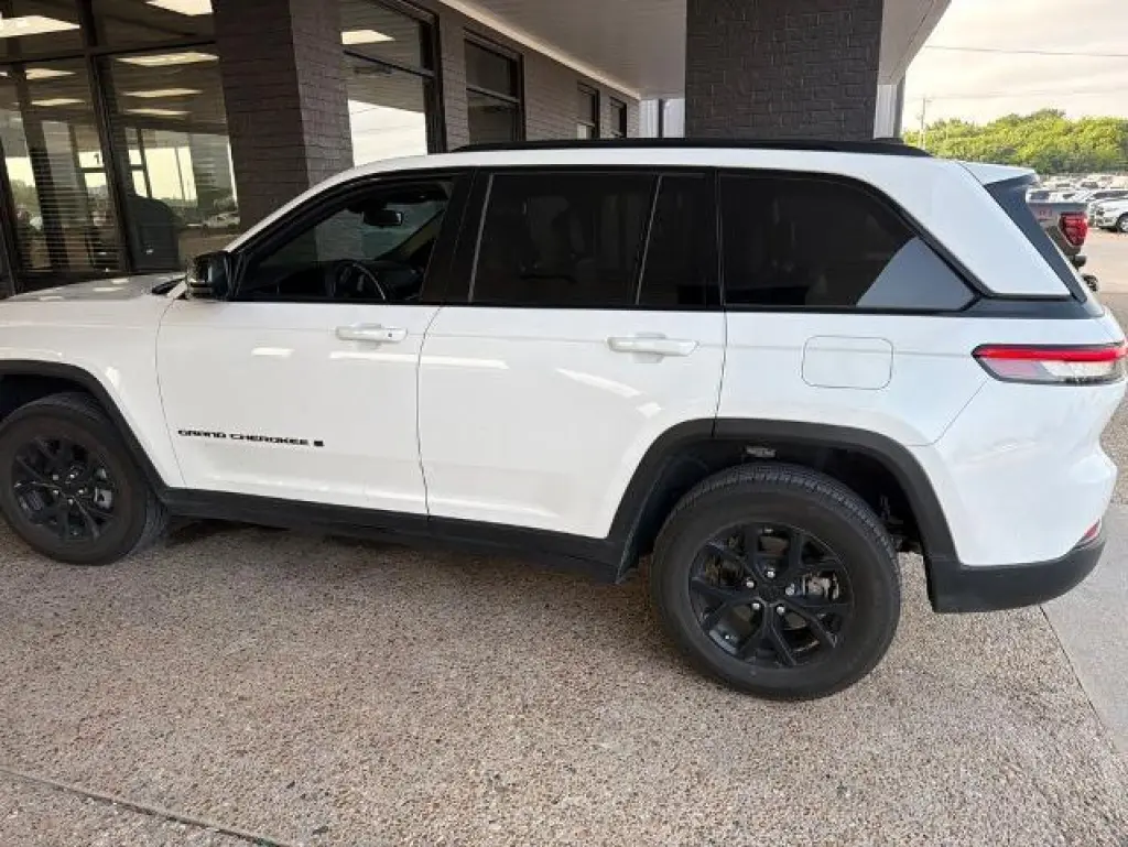 Jeep Grand Cherokee 2024 4x2 Laredo A 4dr SUV