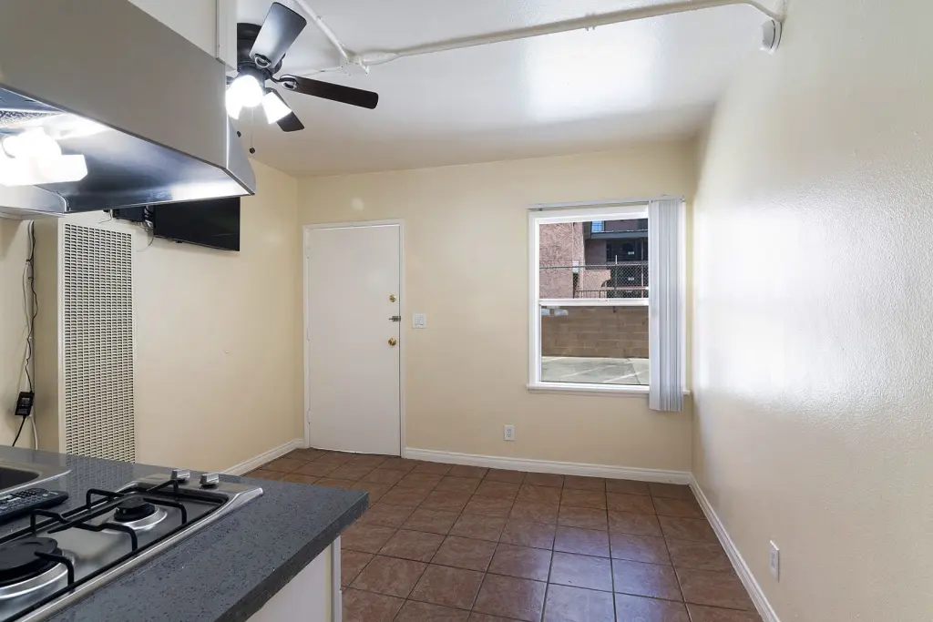 Estudio Amueblado en S Oxford Ave $1,095 - Servicios Incluidos