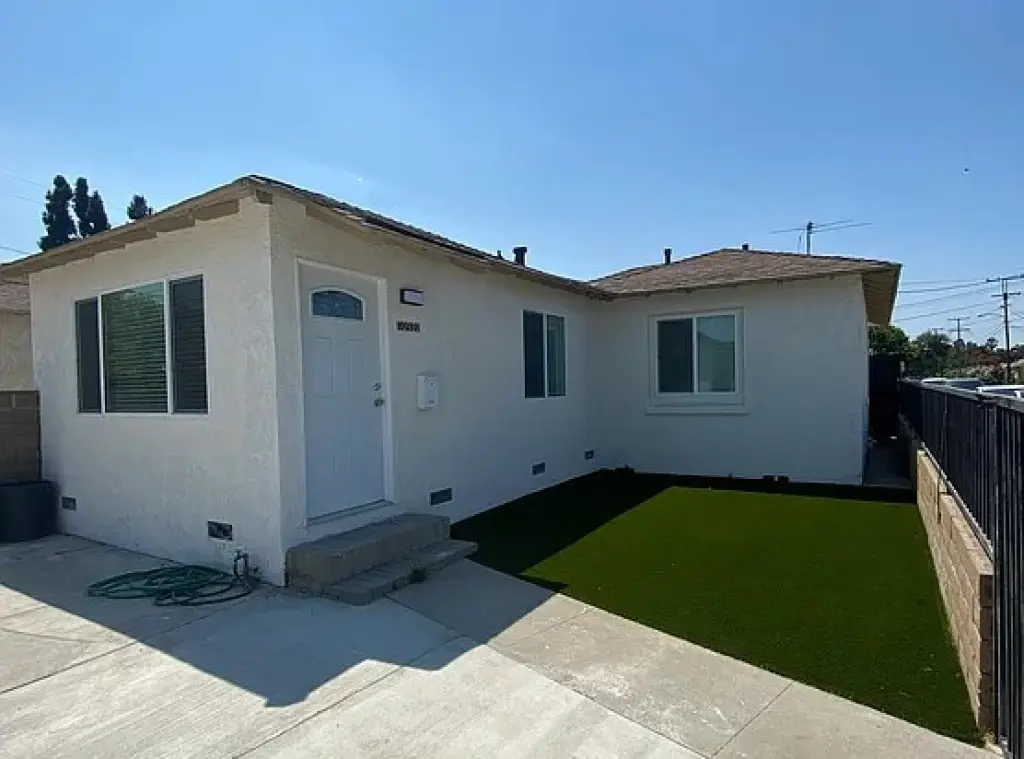 BEAUTIFUL BACK HOUSE FOR LEASE