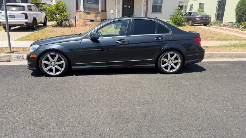 2013 Mercedes-Benz C-Class C250 Sedán - Conducción Limpia y Eficiente