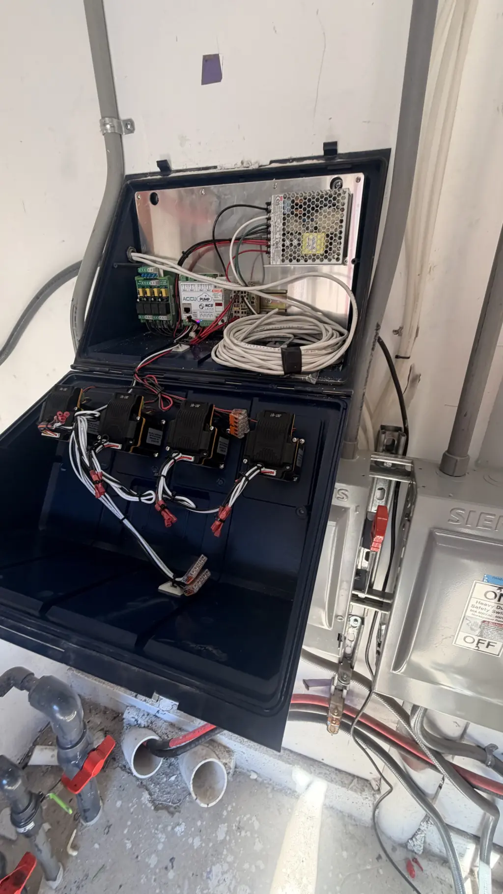 Panel de Control Eléctrico con Componentes