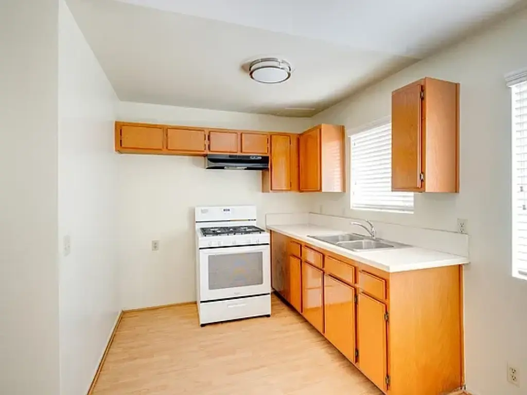 Apartamento 1‑hab 1‑baño, parqueadero y amenidades en MONROVIA CA