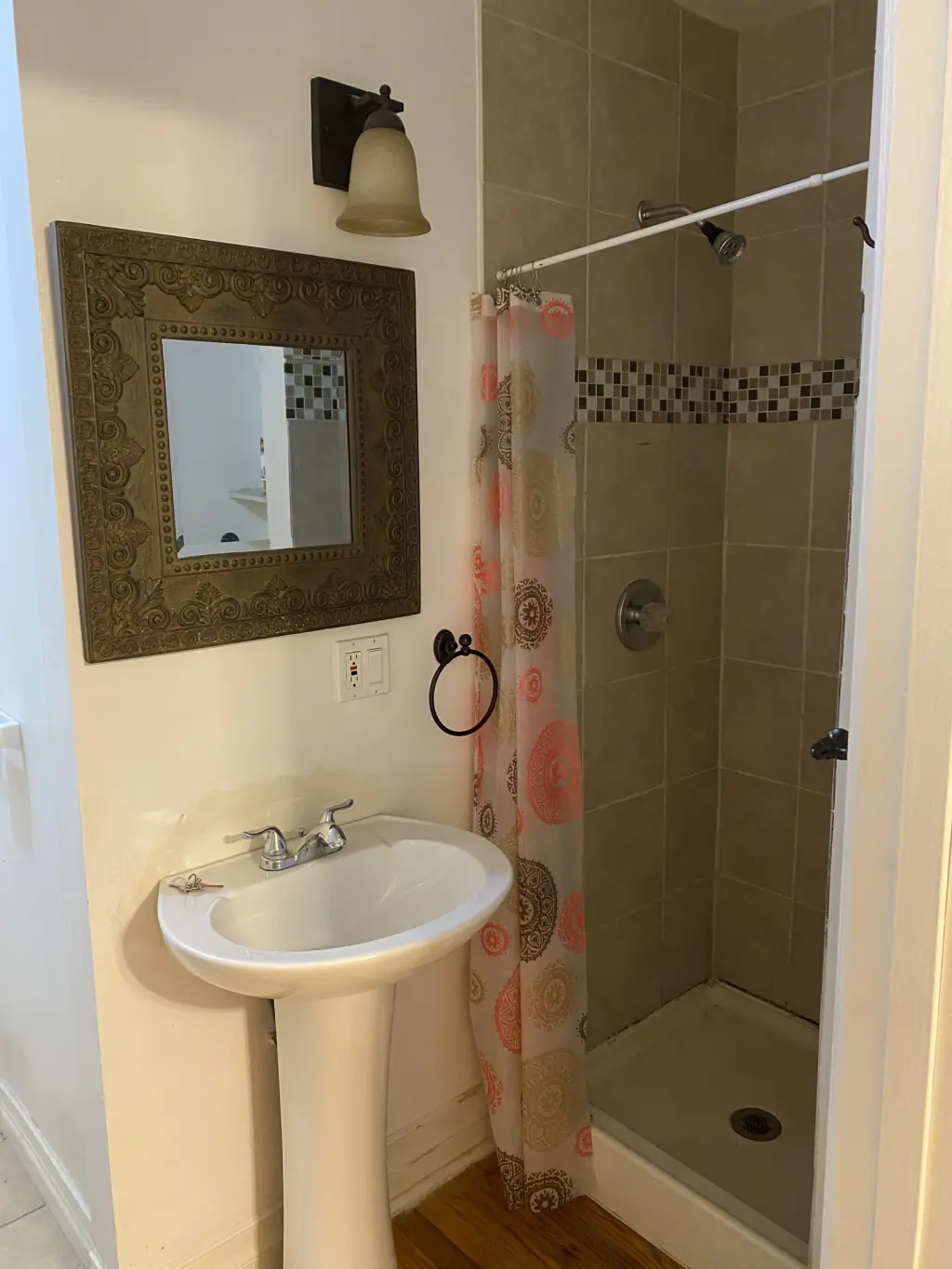 Cuarto con baño propio y salida independiente